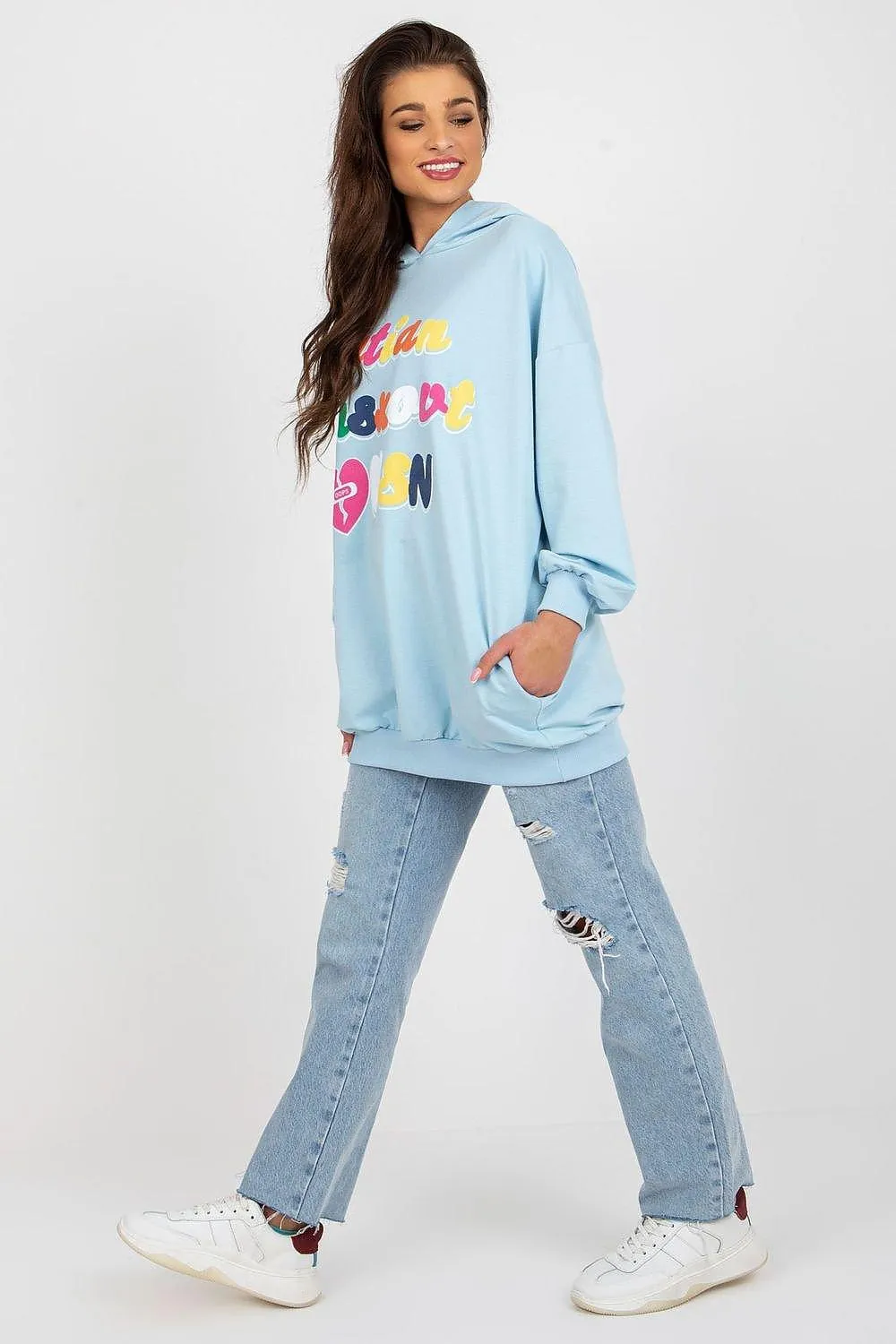 Chic Hooded Sweatshirt with Pockets and Trendy Details